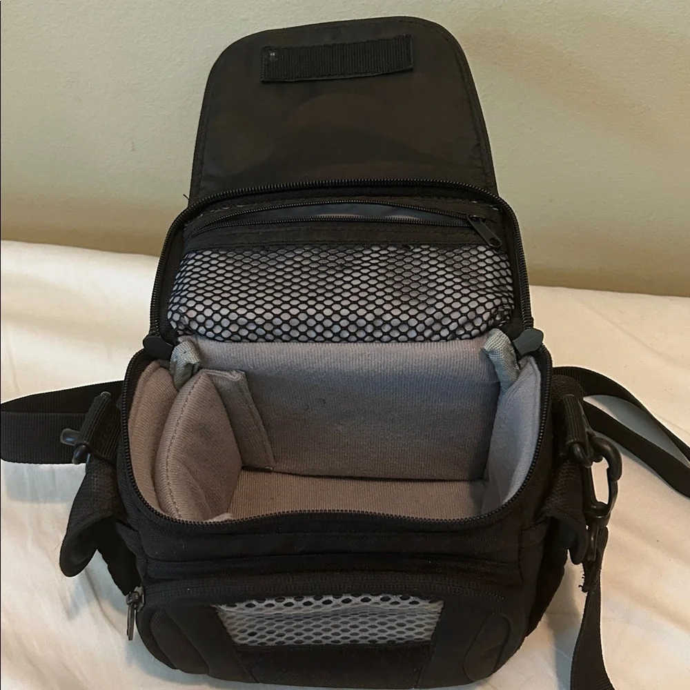Lowepro Edit 110 Black Compact Camera Bag - Shoulder Carry